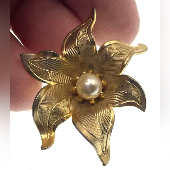 Vintage Gold Tone Floral Brooch Pin with Faux Pearl - Picture 2 of 8